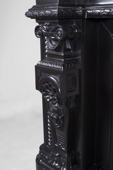 Редкий старинный камин в стиле Наполеона III, изготовленный из тонкого чёрного бельгийского мрамора, богато украшенный скульптурными орнаментами.-7